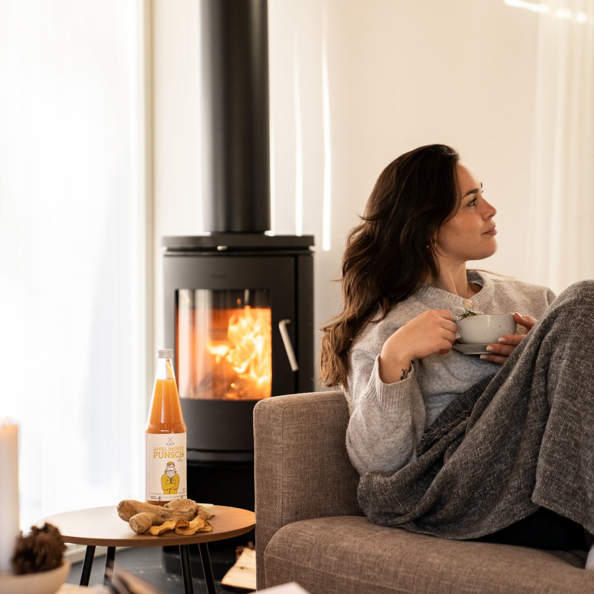 Gemütliche Szene mit Apfel Ingwer Punsch vor Kamin