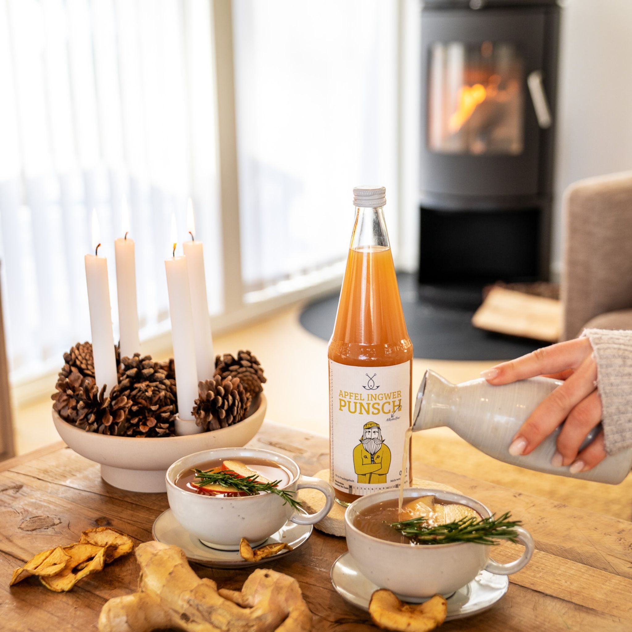 Apfel Ingwer Punsch wird in Tassen eingeschenkt