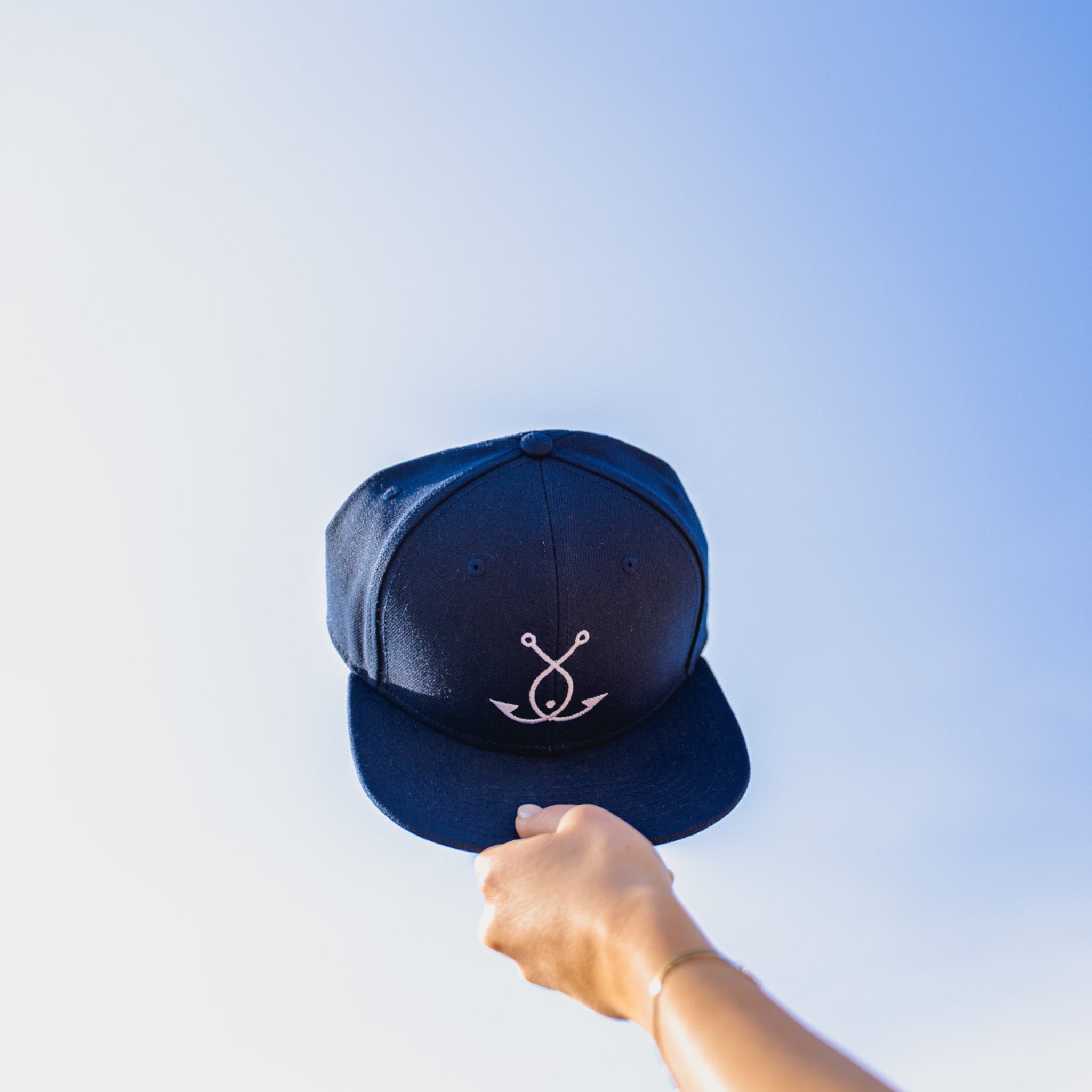 Blaue Fangfrisch Cap mit Anker Logo frontal in der Hand gehalten