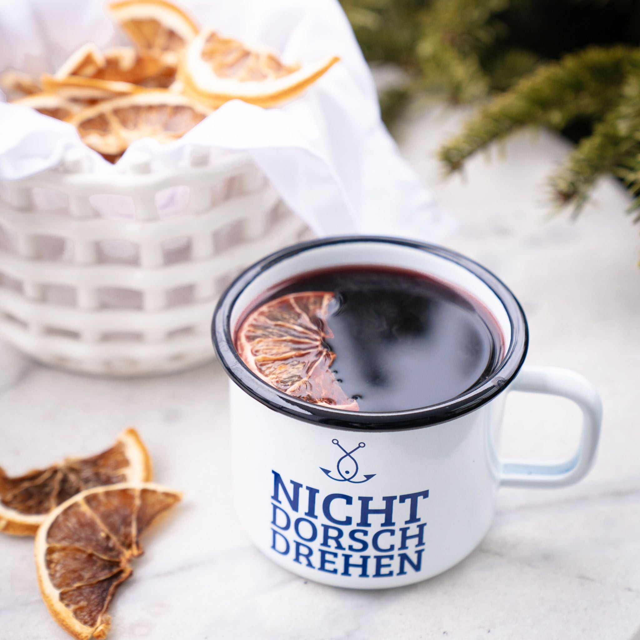 Emaillebecher NICHT DORSCHDREHEN mit heißem Punsch und Orangenscheiben – perfekt für kalte Tage
