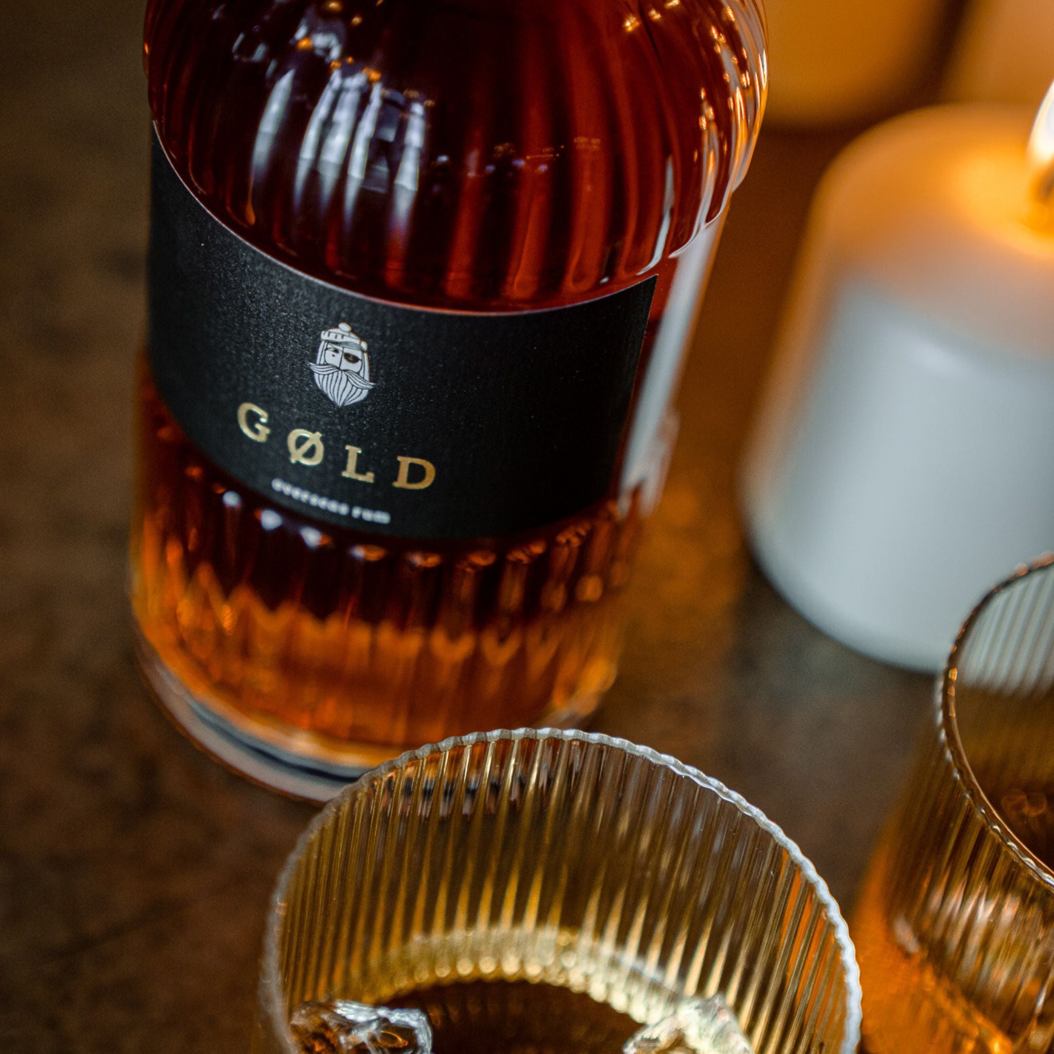 Nahansicht GØLD Overseas Rum Flasche und Rumglas