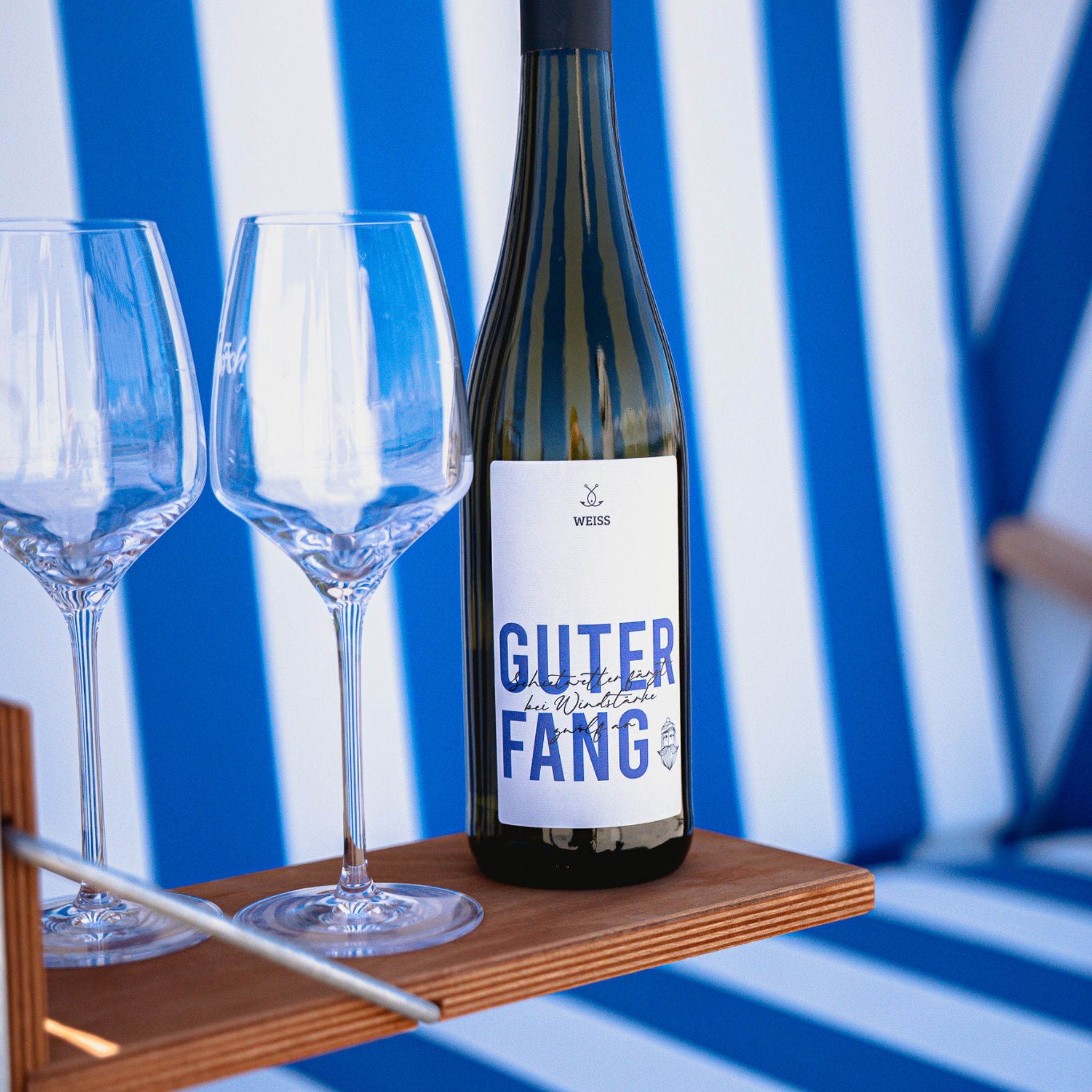 Weißwein Guter Fang Riesling mit Weingläsern im Sonnenlicht
