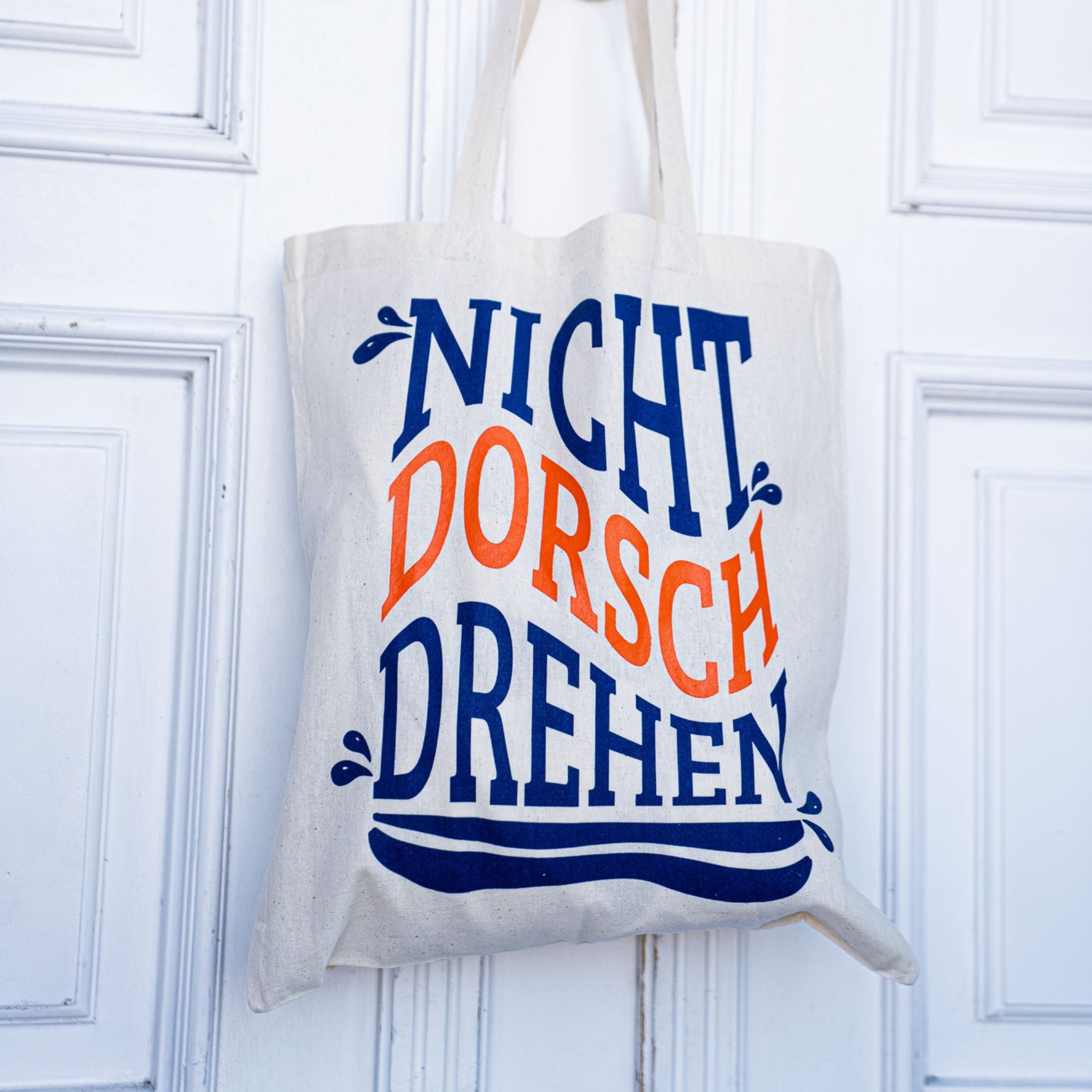 Jutebeutel NICHT DORSCHDREHEN mit blau-orange Schrift – Detailaufnahme