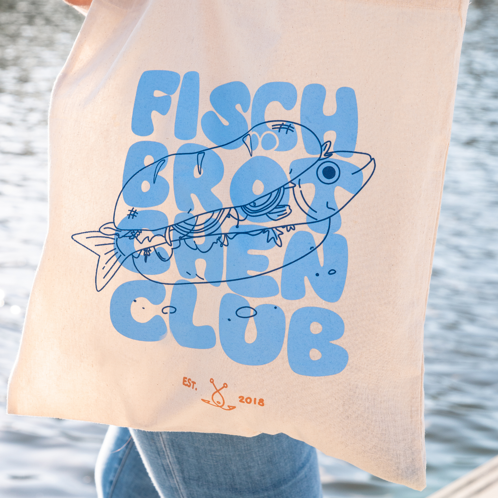 Fischbrötchenclub Jutebeutel Detailansicht des Prints mit Schriftzug und Fisch-Illustration