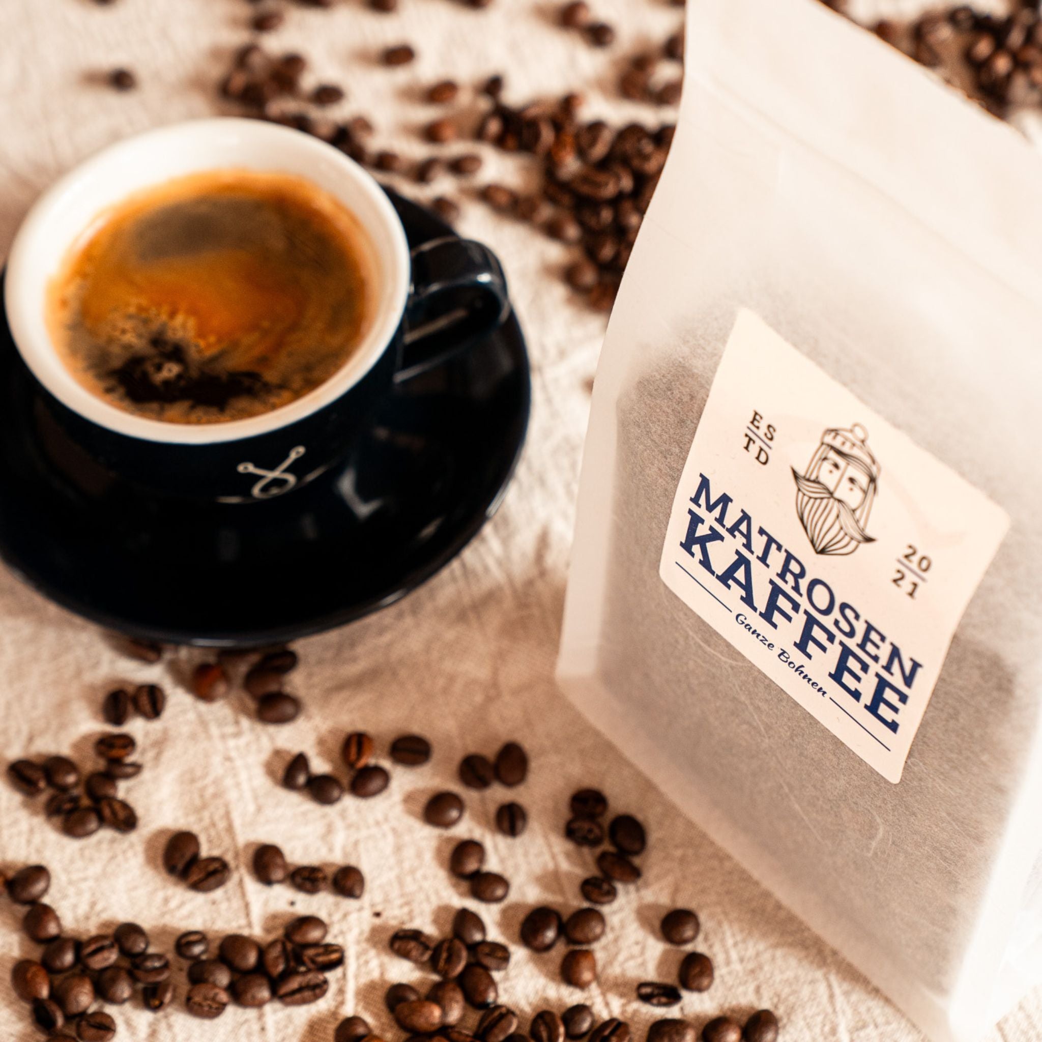 Matrosenkaffee Espresso Blend mit Tasse Espresso und Kaffeebohnen – Fangfrisch Kaffee