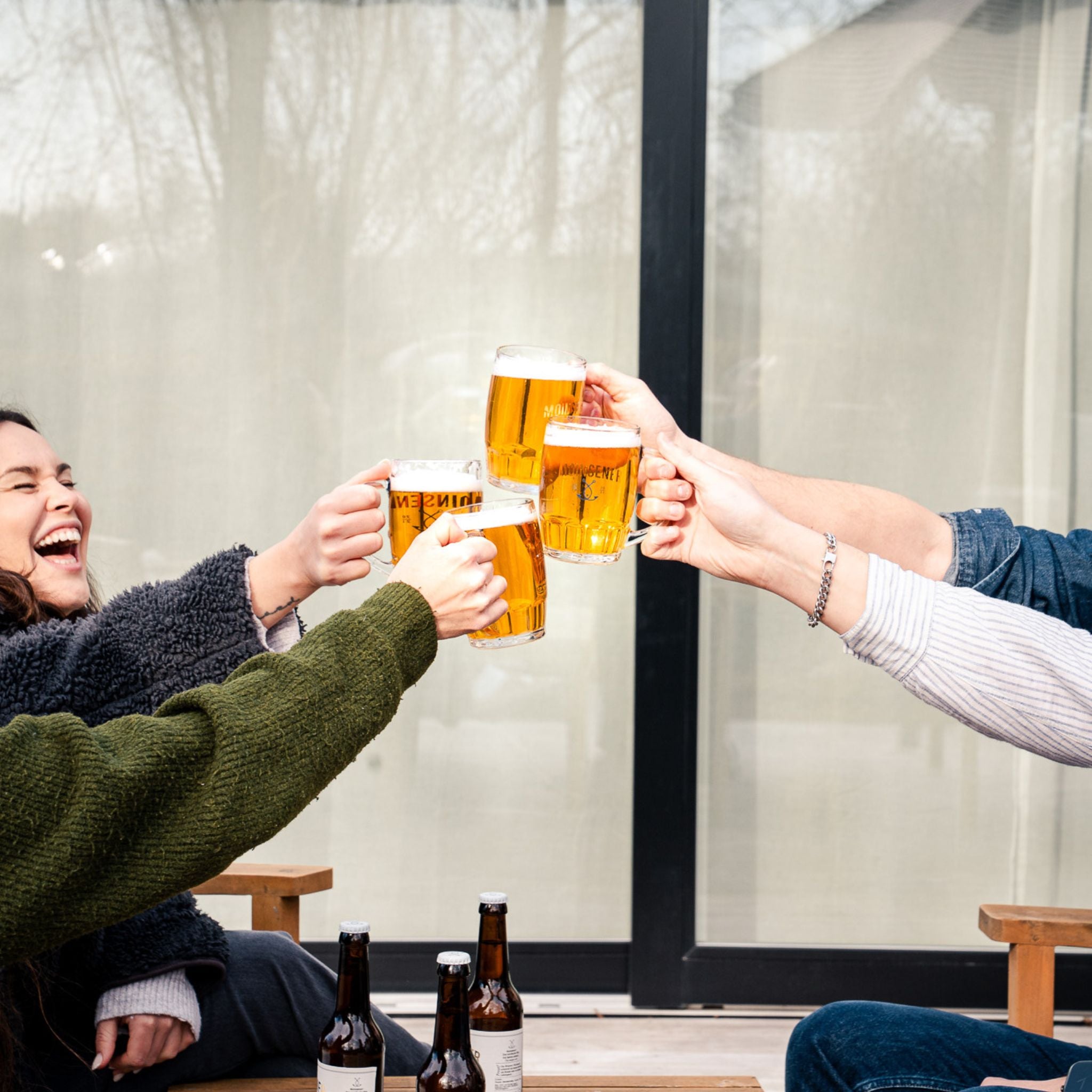 Moinsener Bierkrug 0,3 L Detailaufnahme in der Hand