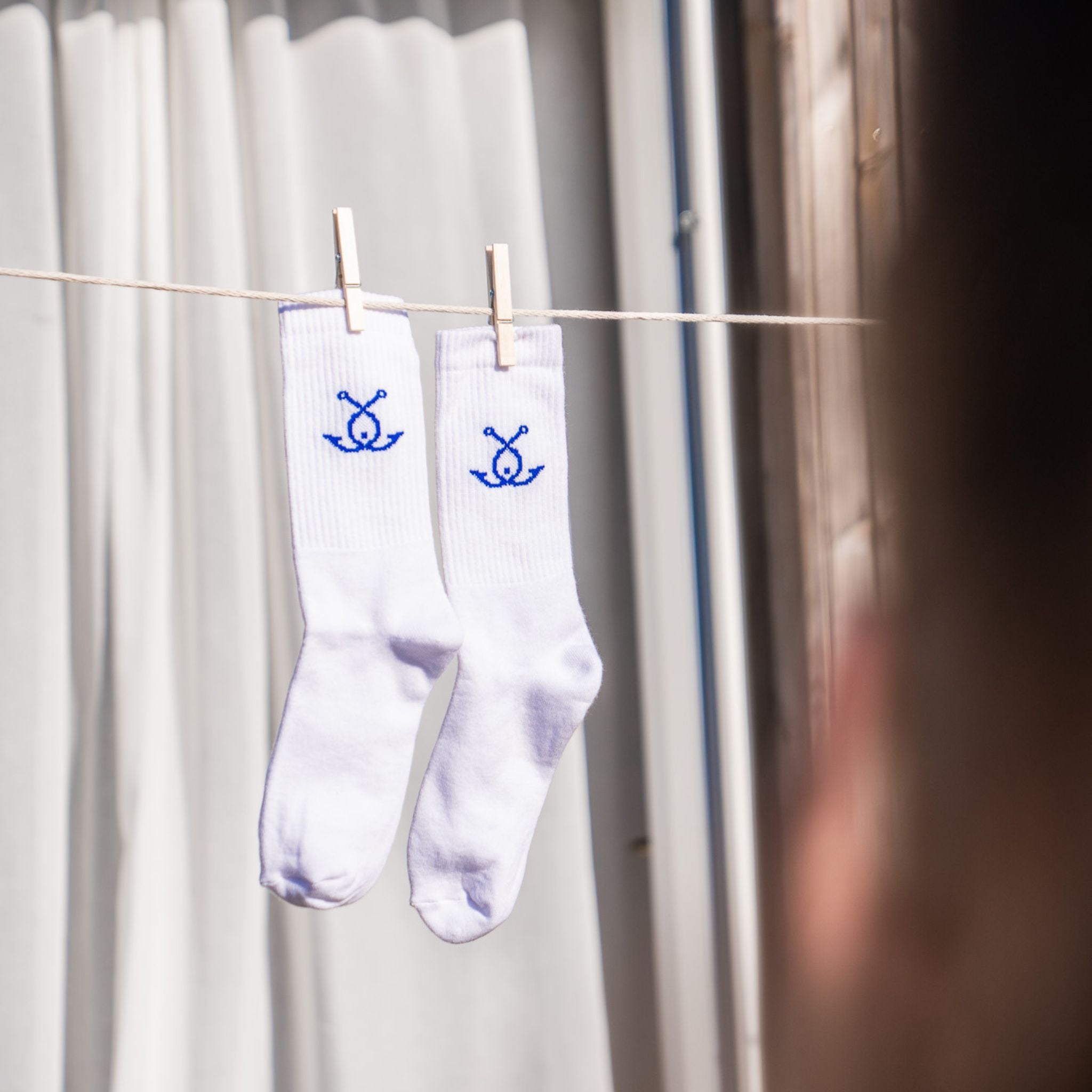 Fangfrisch Socken auf Wäscheleine im Sonnenlicht aufgehängt