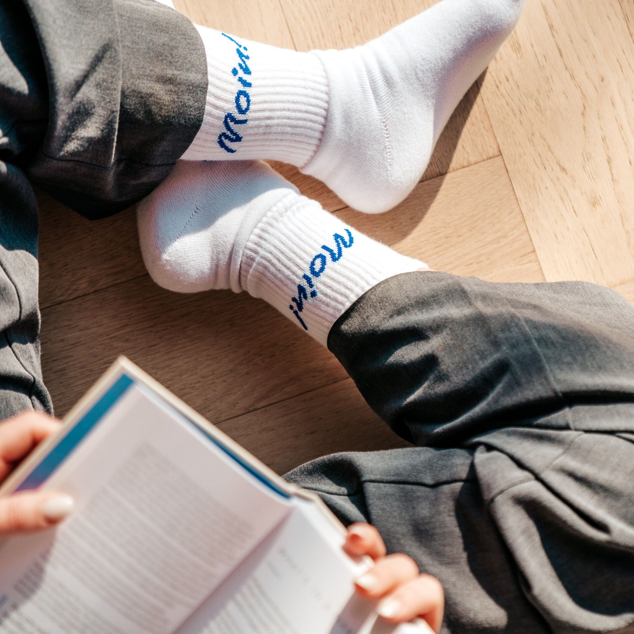 Lifestyle Bild: Person sitzt entspannt und trägt weiße Socken mit Matrosen-Design