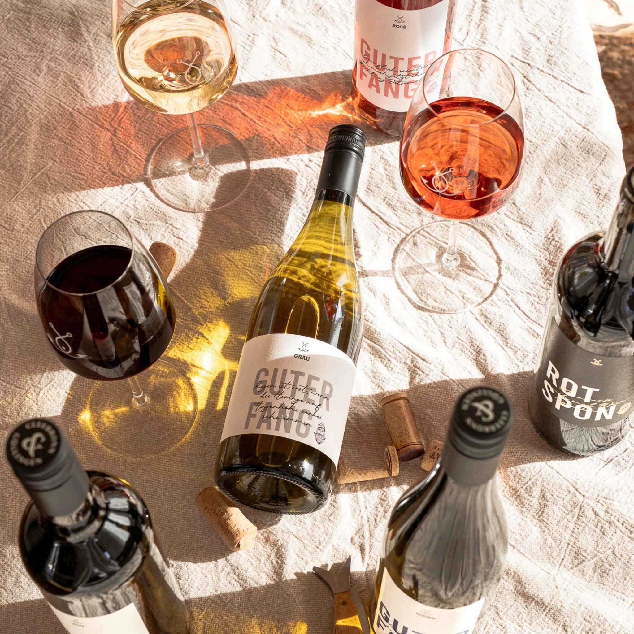 Fangfrisch Weinreise mit verschiedenen Weinen und Korken – Rosé, Weiß, Grau, Rot und Rotspon