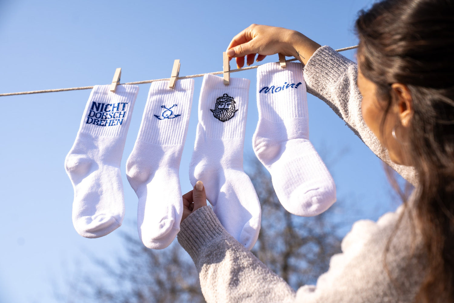 Fangfrisch Socken hängen auf einer Leine