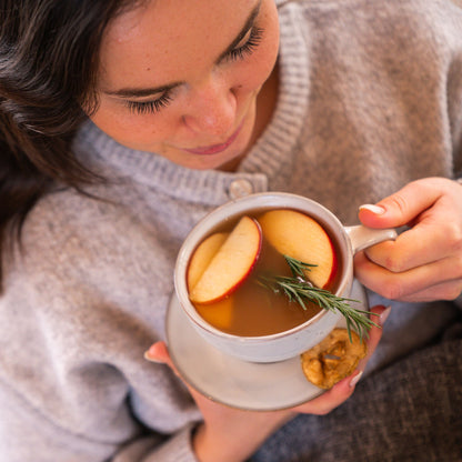 Warmer Apfel Ingwer Punsch in Tasse von oben fotografiert