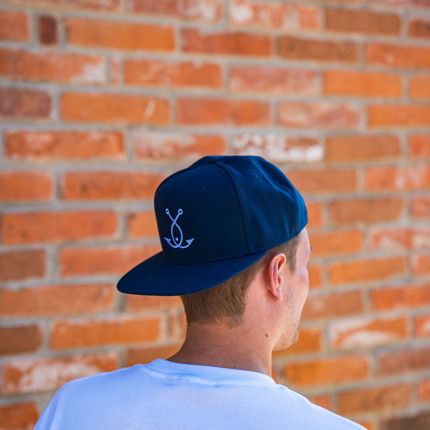 Fangfrisch Cap blau mit Anker Logo von der Seite getragen