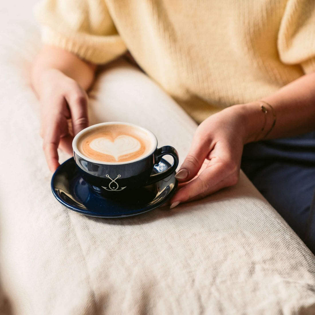 Detailaufnahme Cappuccino Tasse mit Herz-Latte-Art und Untertasse