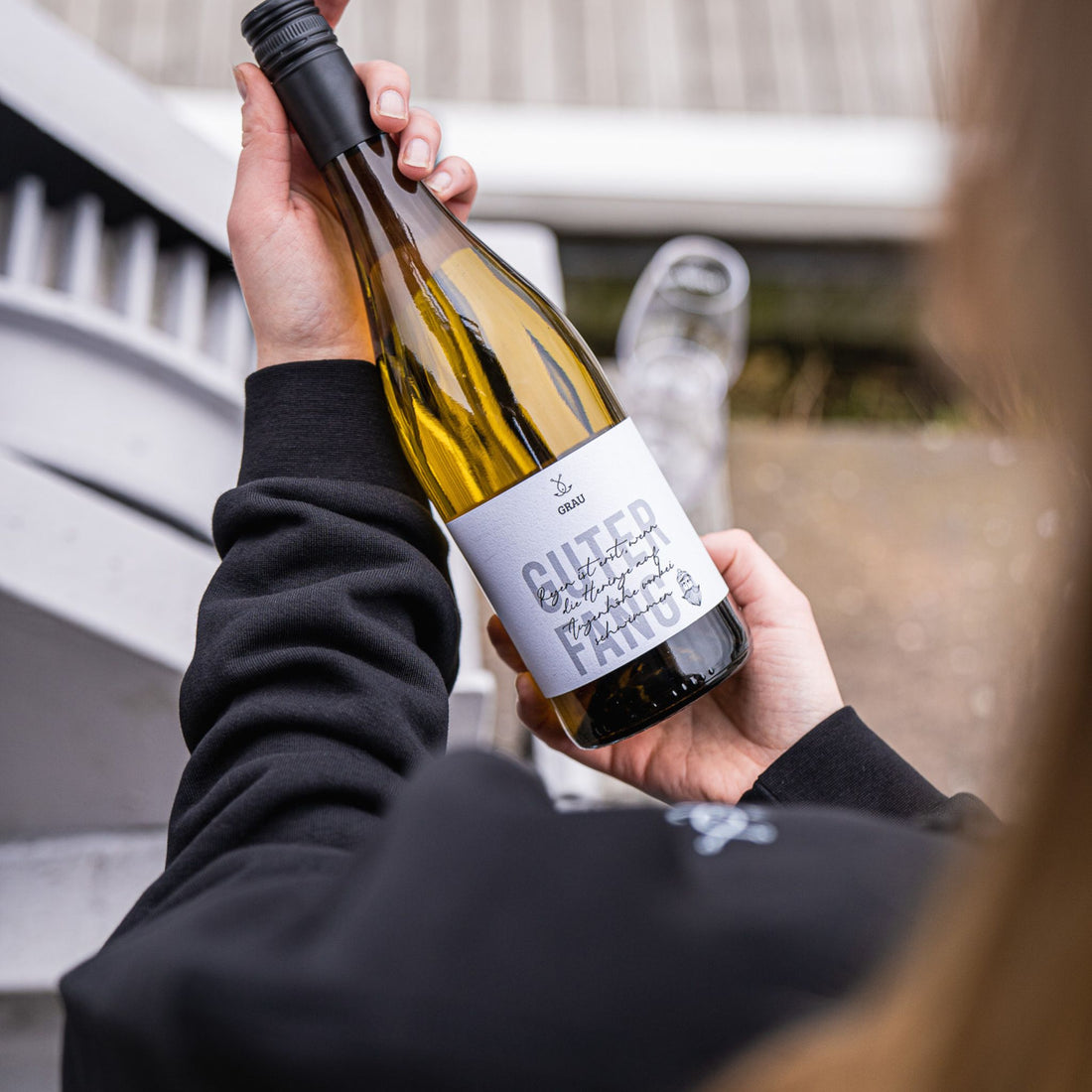 Guter Fang Grau Grauburgunder Flasche in Händen – Detailaufnahme