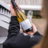 Guter Fang Grau Grauburgunder Flasche in Händen – Detailaufnahme