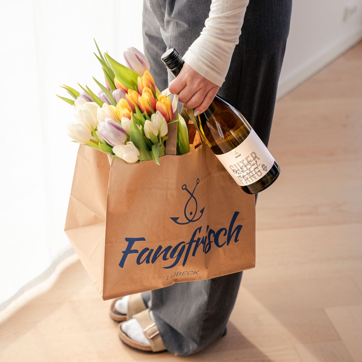 Grauburgunder Flasche Guter Fang Grau in Einkaufstüte mit Blumen