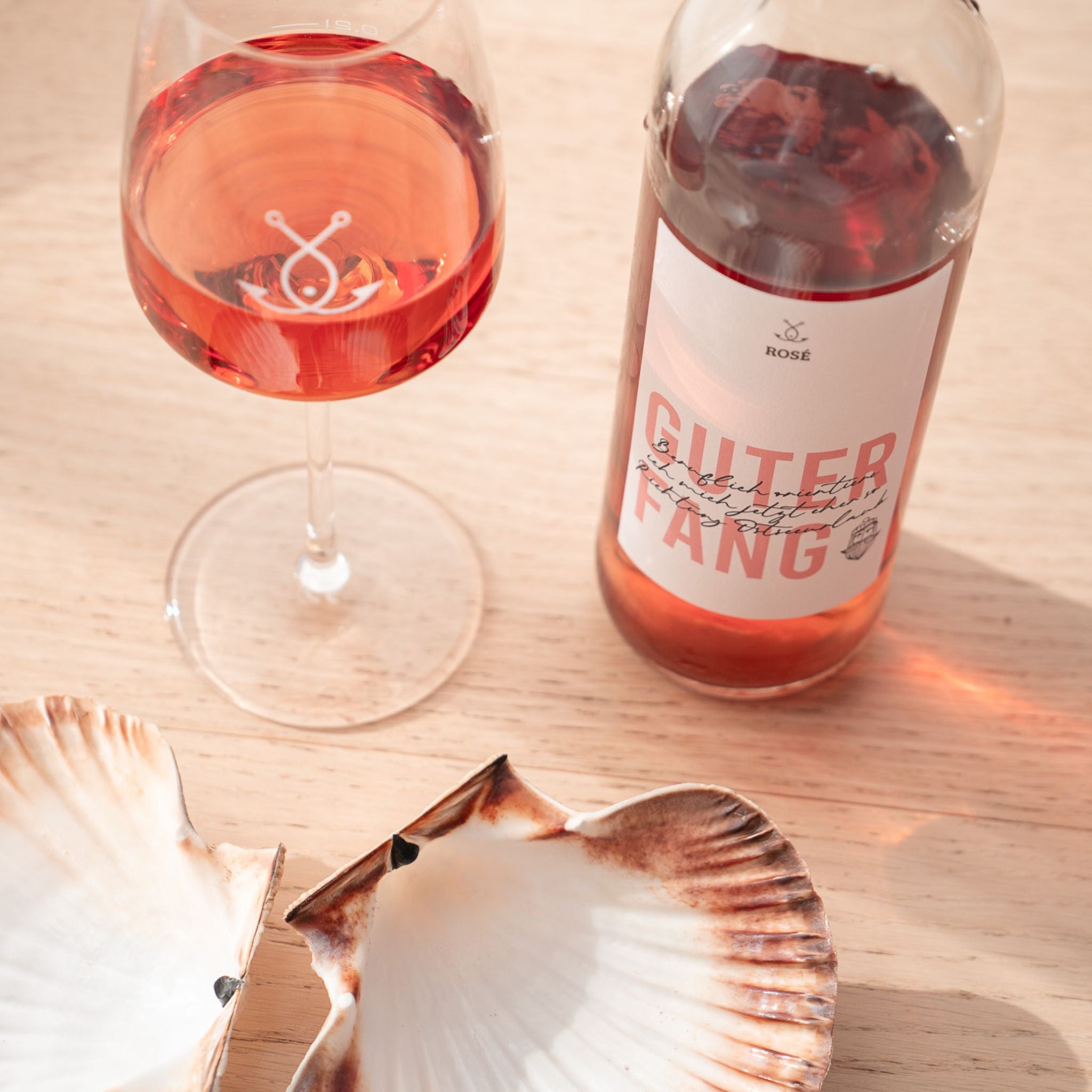 Guter Fang Rosé Wein mit Glas und Muscheln – maritimes Setting