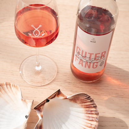 Guter Fang Rosé Wein mit Glas und Muscheln – maritimes Setting