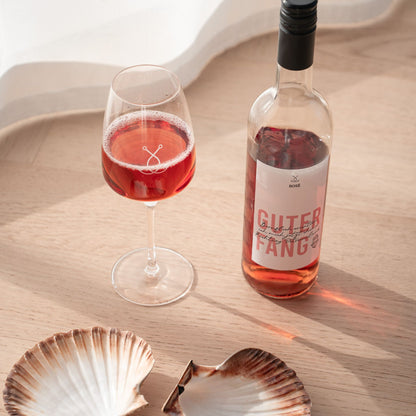 Guter Fang Rosé mit Weinglas auf Holztisch – Sommerlicht