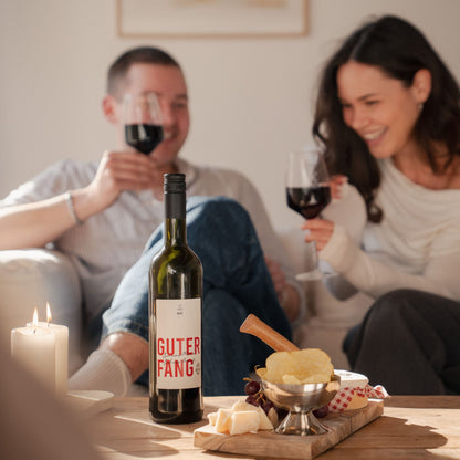 Guter Fang Rot Wein bei gemütlichem Abend auf dem Sofa