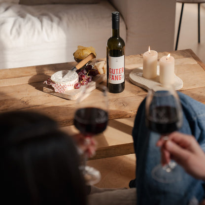 Guter Fang Rotwein Gläser und Flasche Detailaufnahme