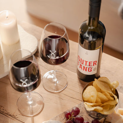 Guter Fang Rot mit Snacks und Kerzen auf Holztisch