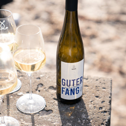 Detailaufnahme Guter Fang Weißwein Etikett mit Weinglas