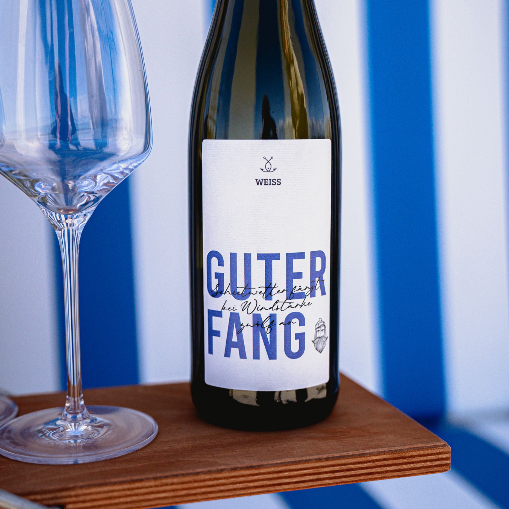 Weißwein Riesling Guter Fang Weiß mit Gläsern am Strandkorb