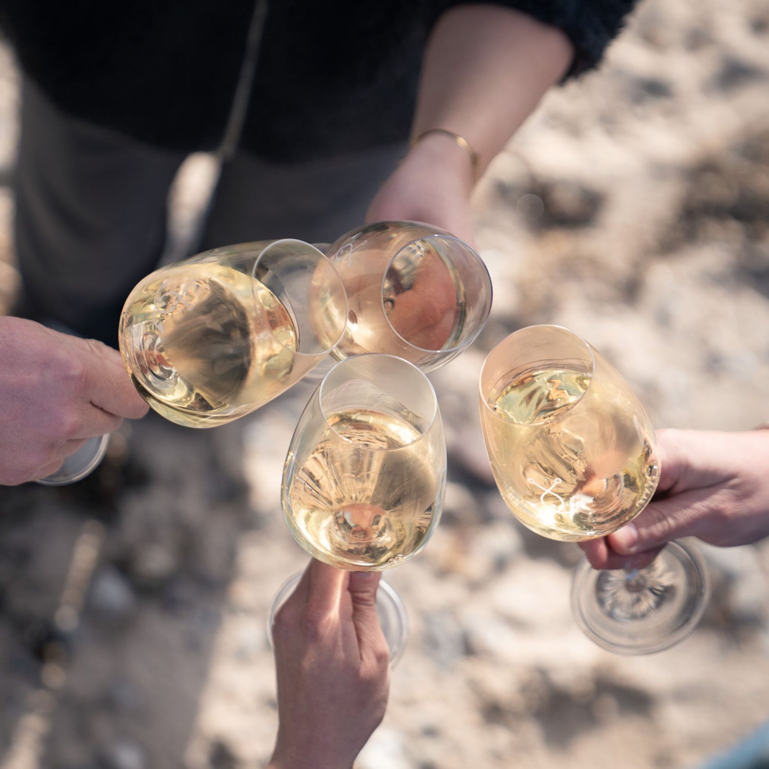 Weißwein Guter Fang Weiß beim Anstoßen – Sommermoment am Strand