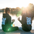 Paar sitzt am Wasser mit Fischbrötchenclub Hoodies 