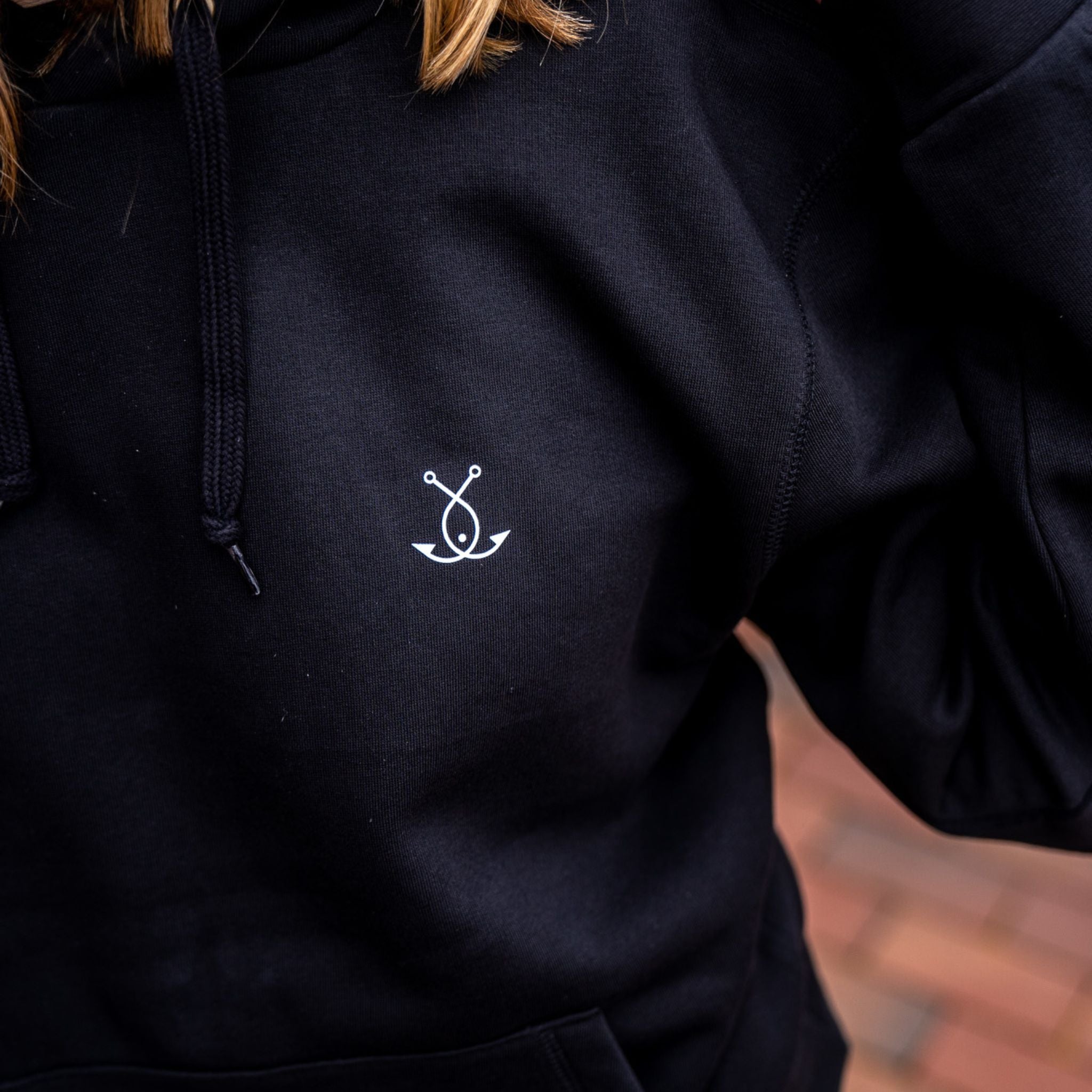 Fangfrisch Hoodie mit kleinem Logo auf der Brust in Schwarz