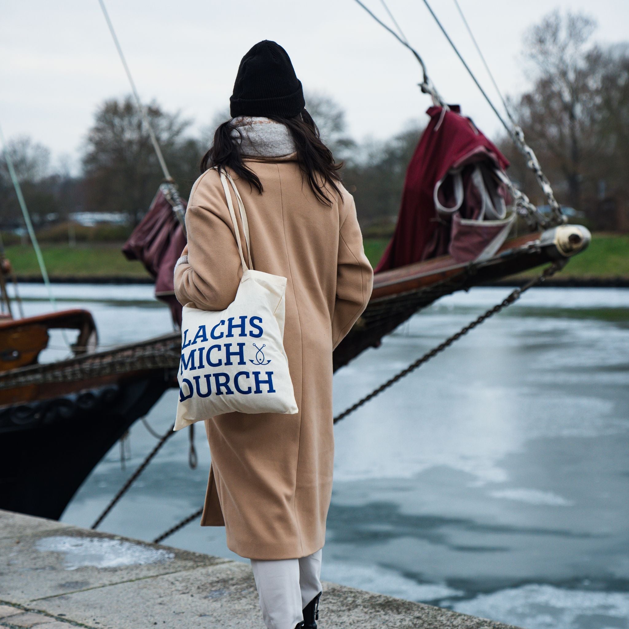 Jutebeutel LACHS MICH DURCH getragen am Hafen – nordischer Lifestyle