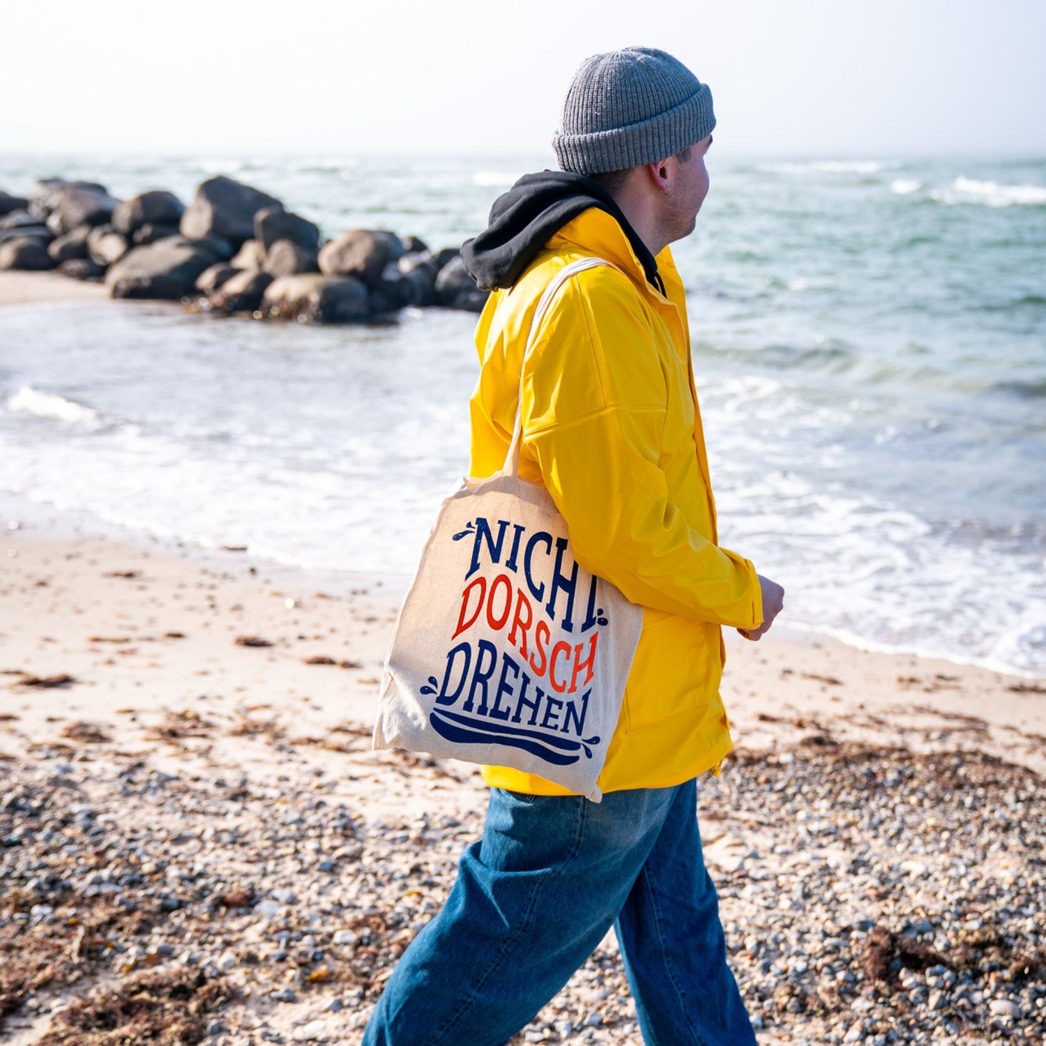 Jutebeutel NICHT DORSCHDREHEN am Strand getragen – lässiger Look