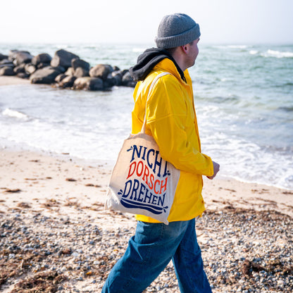Jutebeutel NICHT DORSCHDREHEN am Strand getragen – lässiger Look