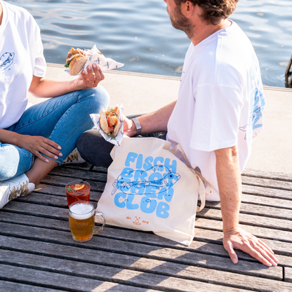 Fischbrötchenclub Jutebeutel am Steg neben Fischbrötchen und Getränken