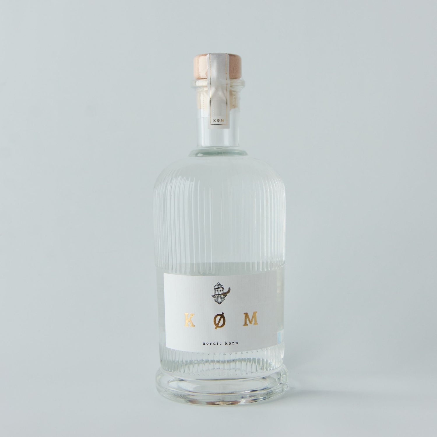 KØM Nordic Korn Flasche freigestellt vor hellem Hintergrund