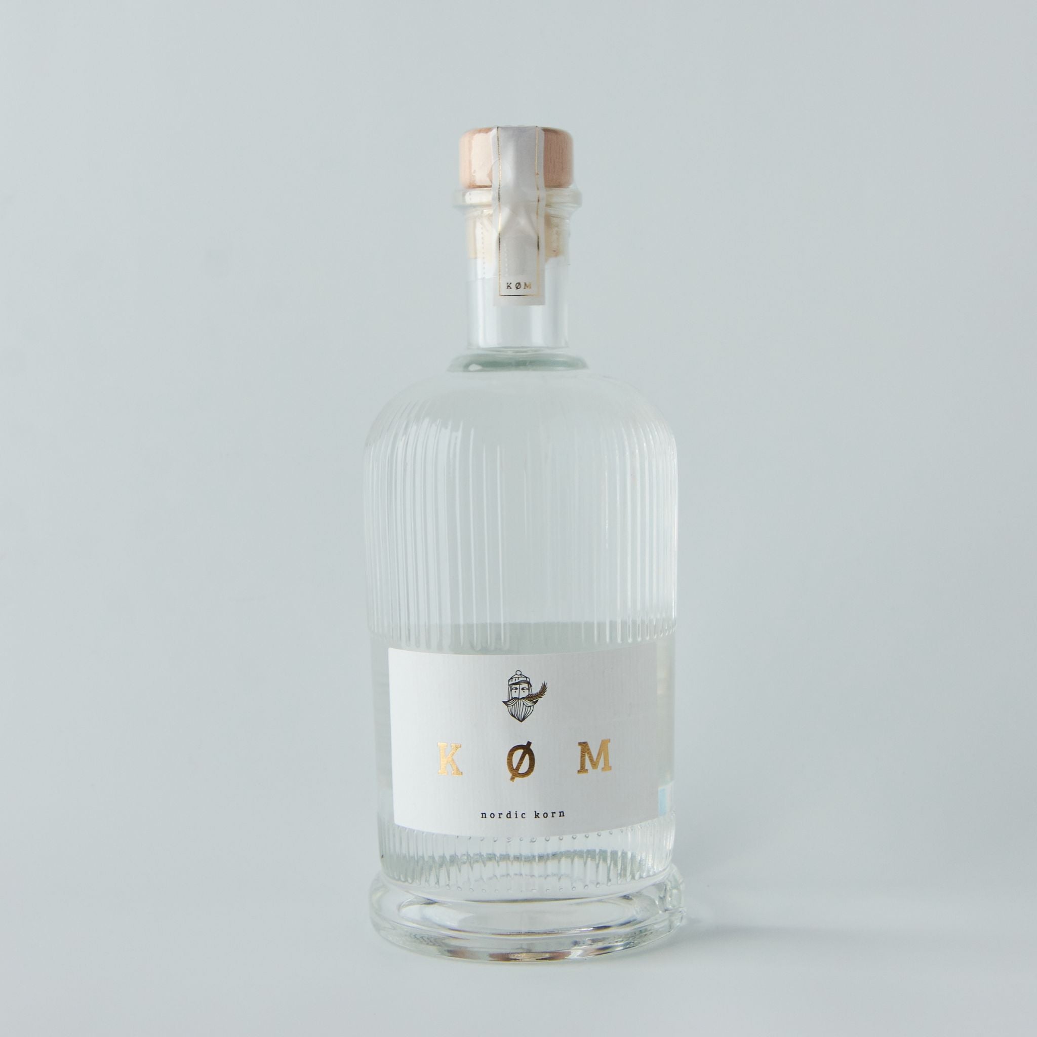 KØM Nordic Korn Flasche freigestellt vor hellem Hintergrund