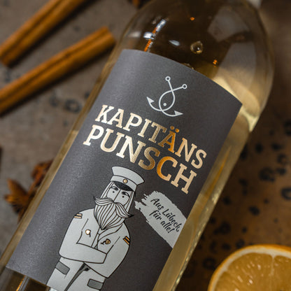 Flasche Kapitänspunsch Weißer Glühwein mit Zimtstangen und Sternanis dekoriert