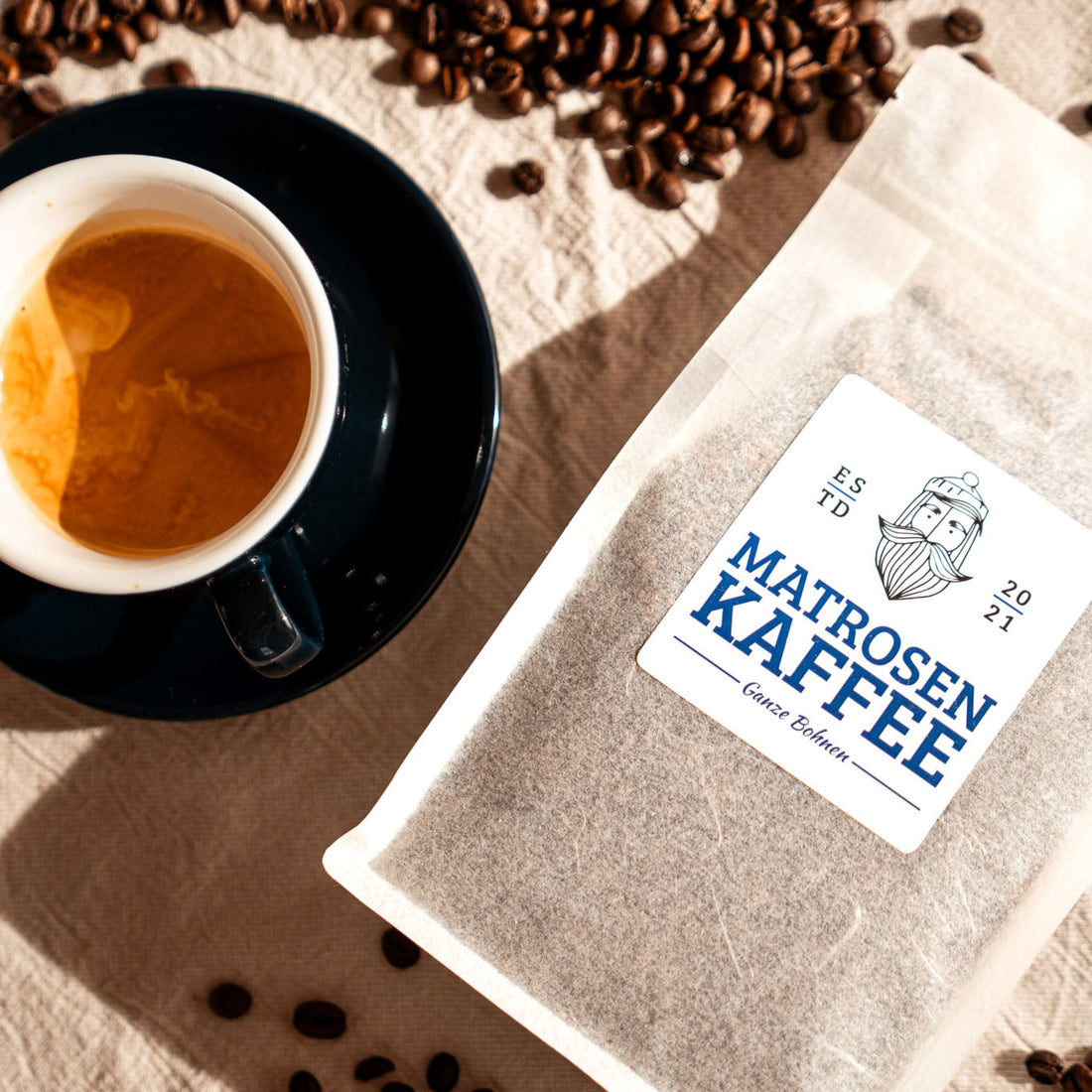 Matrosenkaffee Verpackung mit frisch gebrühtem Espresso – Blend aus drei Anbaugebieten