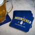 Moinsener Bierdeckel mit Bierkrug auf Holztisch