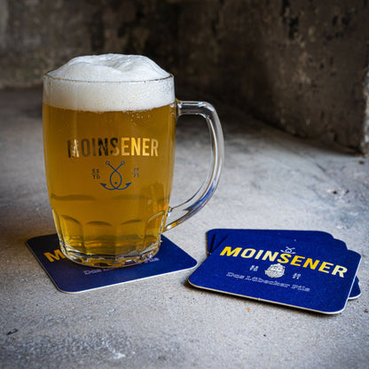 Bierglas auf Moinsener Bierdeckel mit Logo auf Tisch