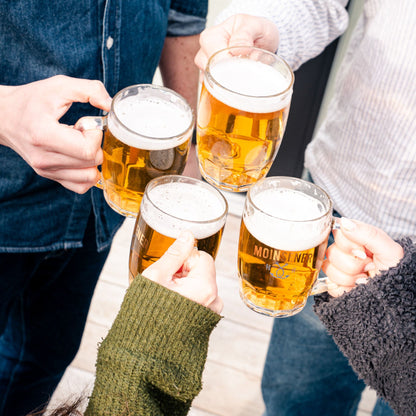 Moinsener Bierkrug von oben beim gemeinsamen Anstoßen