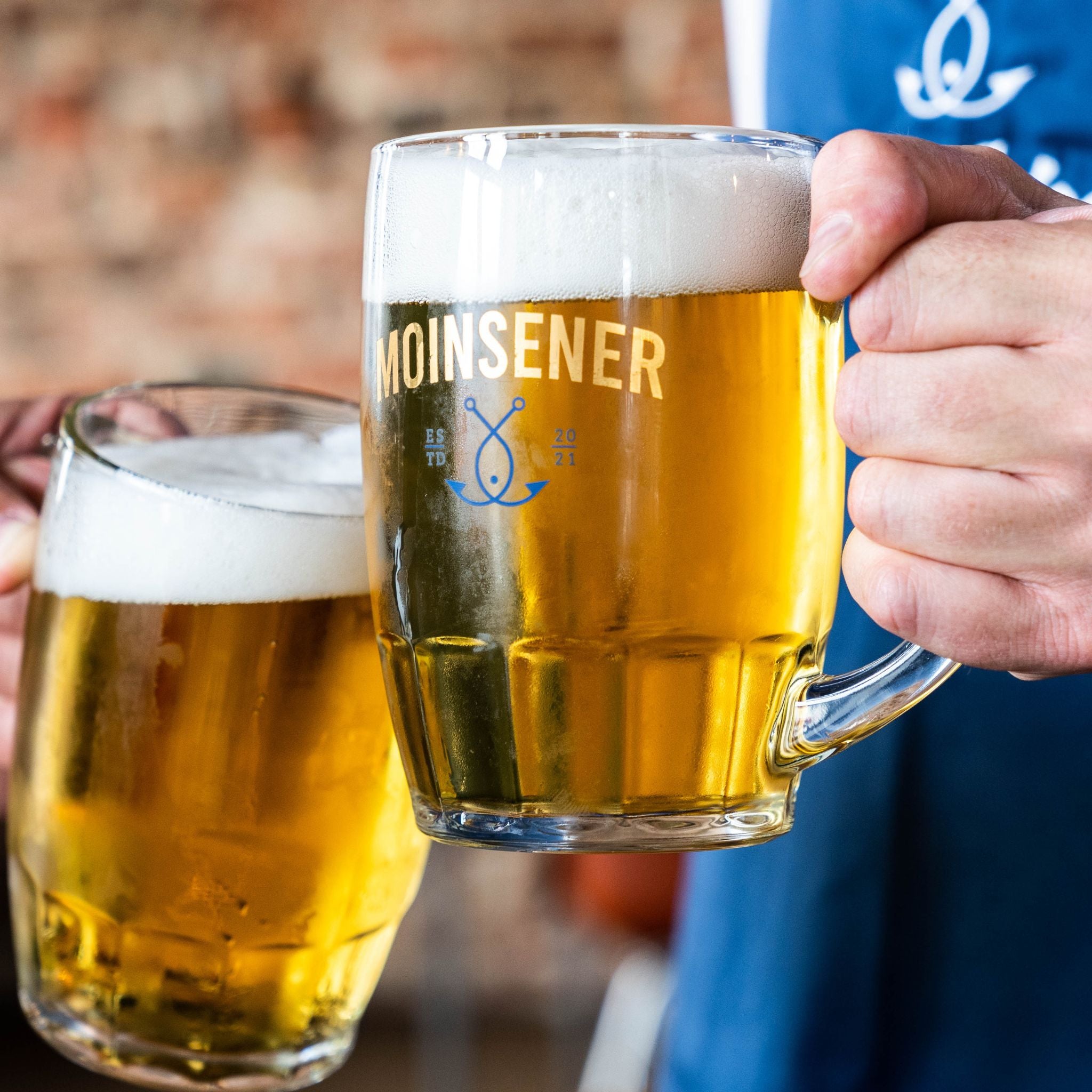 Moinsener Bierkrug 0,3 L Detailaufnahme in der Hand
