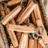 Moinsener Flaschenöffner aus Holz mit Gravur in einem Korb mit mehreren Öffnern