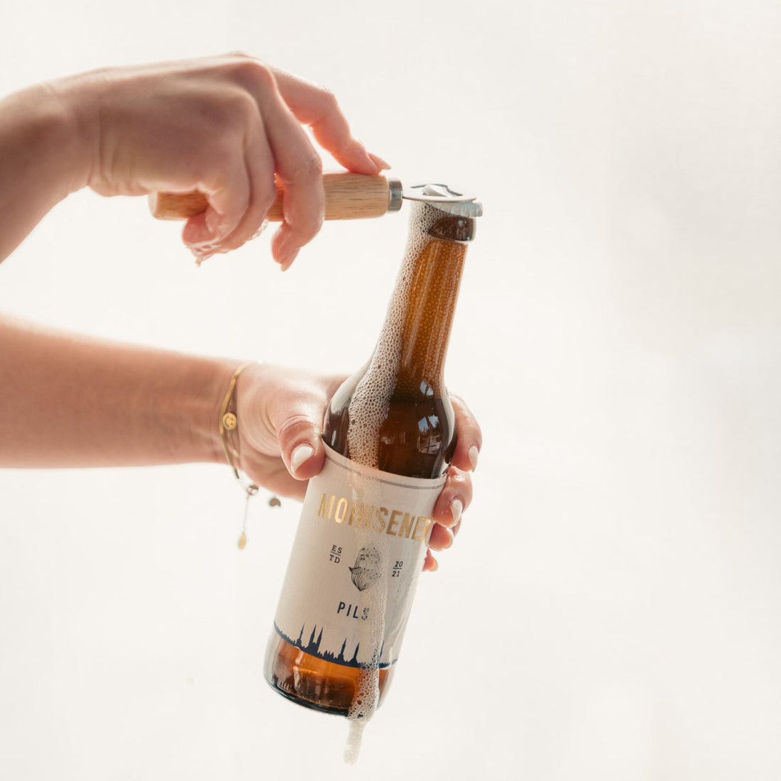 Moinsener Flaschenöffner aus Holz öffnet Moinsener Bierflasche