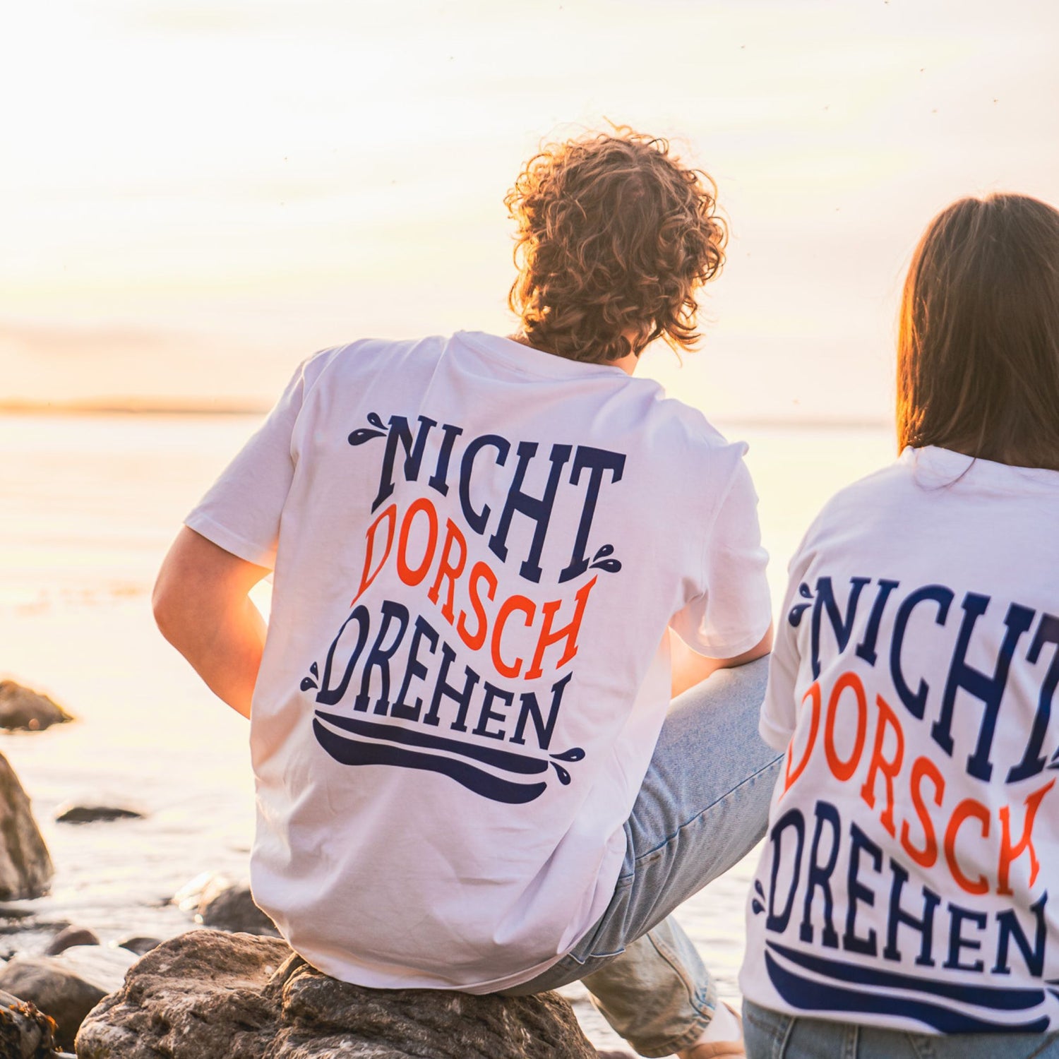 T-SHIRT NICHT DORSCHDREHEN Rückenprint am Strand bei Sonnenuntergang