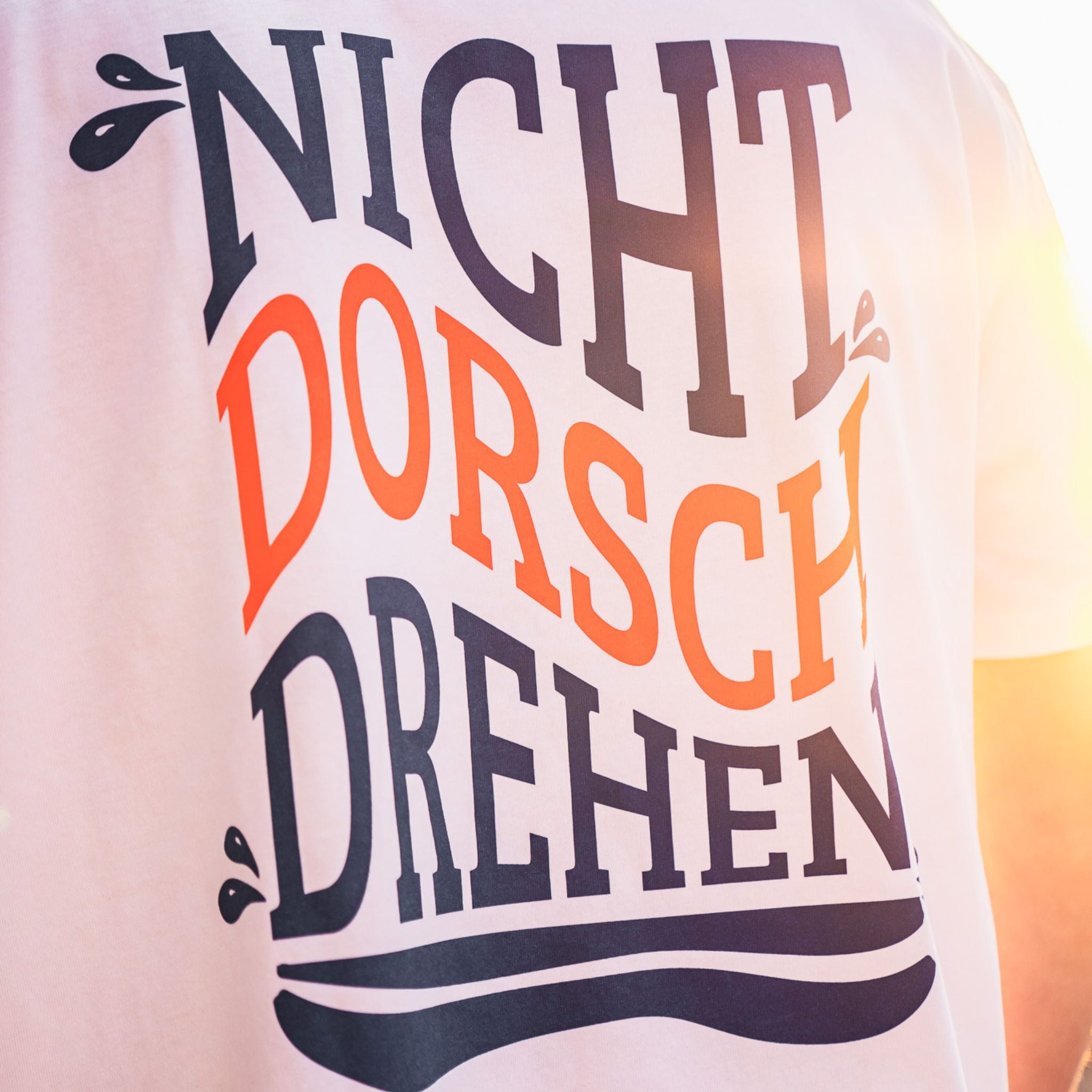 T-SHIRT NICHT DORSCHDREHEN Detailaufnahme Rückenprint