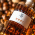 NØØT Nordic Almond Marzipanlikör Flasche mit Mandeln und Haselnüssen
