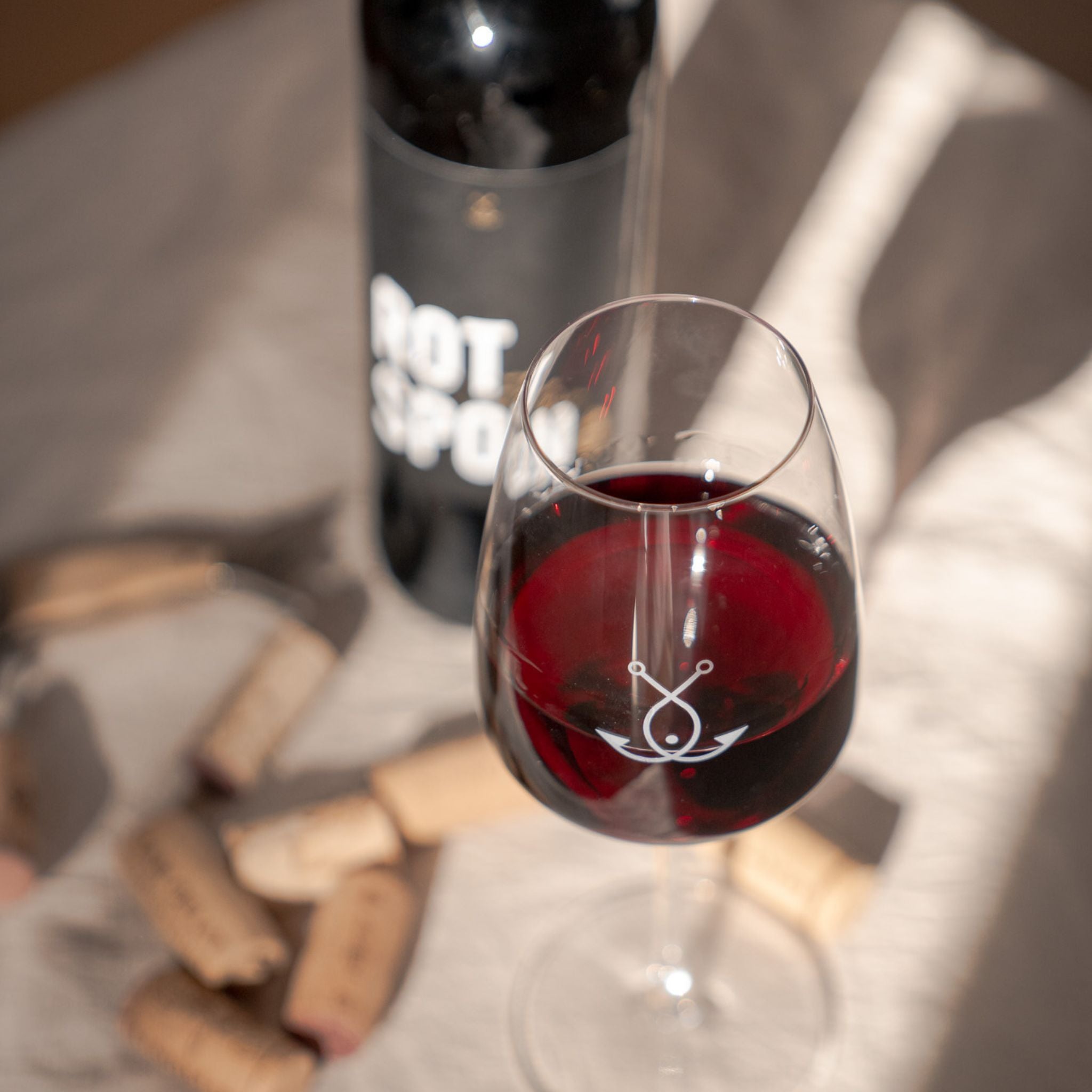 Rotspon Rotwein Flasche und Glas auf Tisch – stilvolle Szene