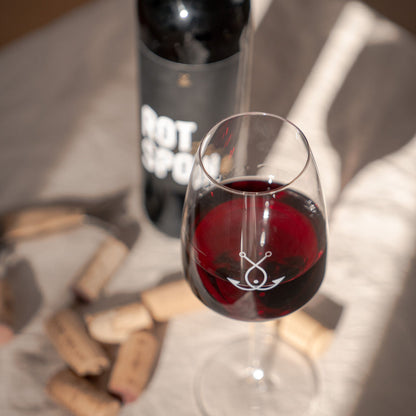 Rotspon Rotwein Flasche und Glas auf Tisch – stilvolle Szene